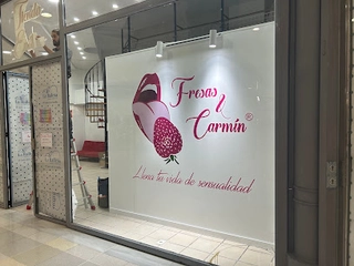 Fresas & Carmín, Tienda erótica